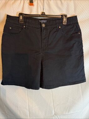 Bandolino black 5 pocket mandie shorts in a size 14.